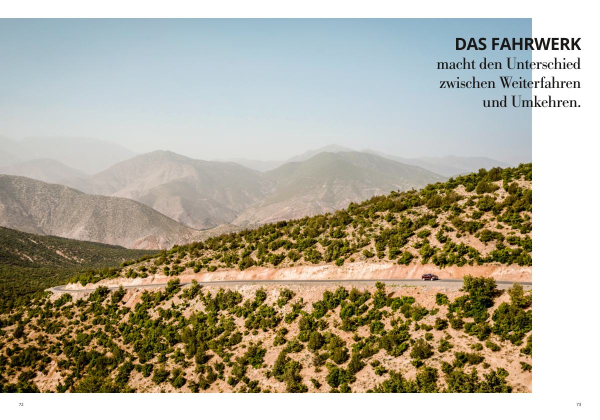 Doppelseite: Serpentine im Atlasgebirge, rechts das Zitat zum Fahrwerk