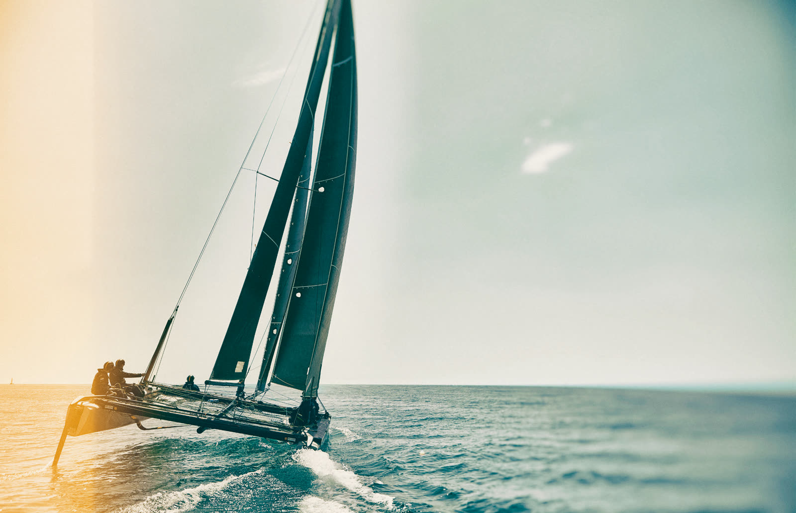 Segelyacht in Krängung auf offener See
