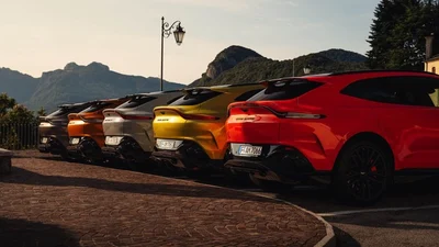 Reihe von Sportwagen-Hecks in Orange, Rot und Schwarz