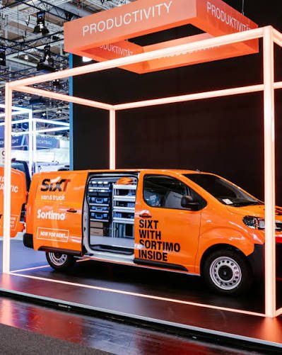 Oranger Sixt-Transporter mit der Aufschrift „Sixt with Northmo inside“