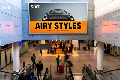 Digitale Werbefläche im Terminal mit dem Sixt-Motiv „Airy Styles“