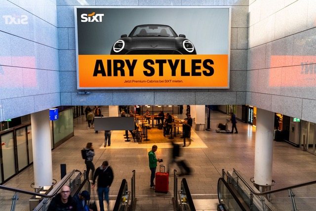 Digitale Werbefläche im Terminal mit dem Sixt-Motiv „Airy Styles“