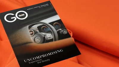 Sixt-Markenbroschüre „Uncompromising“ auf oranger Fläche