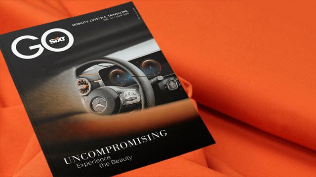 Sixt-Markenbroschüre „Uncompromising“ auf oranger Fläche