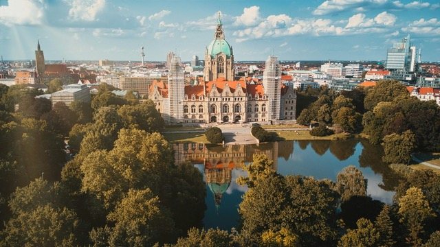 Neues Rathaus in Hannover, davor der Maschteich