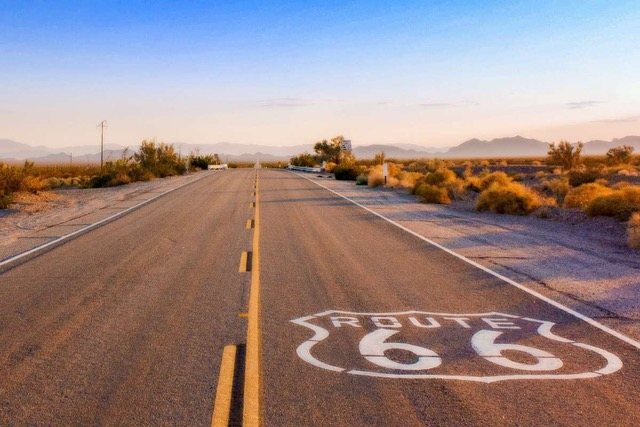 Leere Straße mit der Fahrbahnmarkierung der Route 66