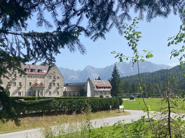 Landhotel vor bewaldeter Bergkulisse